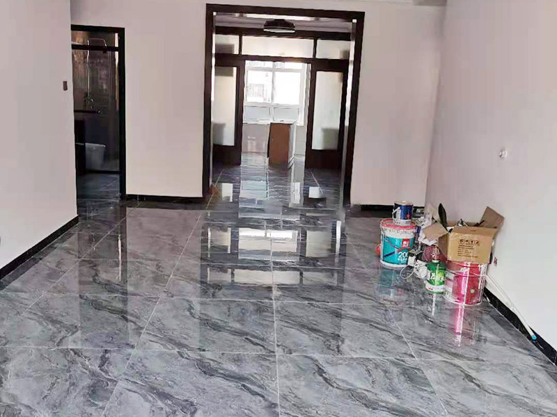 局部裝修前后對比圖：對于地板鋪貼的裝修：首先清掃地面，把灰塵掃干凈。平整地面、排除死角問題，防止地板鋪不平整，正平后在掃一次，確保地面干凈無雜物。然后開始鋪地膜，用地板專用膠帶粘接地膜。開始擺放地板。把地板按照編號擺放好位置。最后地板鋪好了就可以開始裝踢腳線線，裝完踢腳腳線進(jìn)行最后的清潔工作。