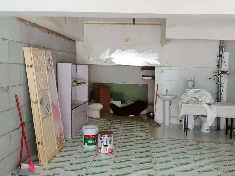 客廳石膏板隔斷安裝：石膏板宜豎向鋪設，首先確定龍骨上下兩端的方向，盡量使穿線孔對齊。同時記得豎龍骨的長度尺寸，按現(xiàn)場實測尺寸為準;接著豎龍骨安裝就位后，保證垂直。注意輕鋼龍骨用專用防銹自攻螺釘固定并用電動螺絲槍一次打入并擰緊；石膏板安裝時應從板的中部向板的四邊固定。最后接縫處理使用廠家配套供應的接縫用嵌縫膏和接縫帶。石膏板與周圍墻或柱要留有3mm的槽口，以便進行防開裂處理。注意不可用滿批膩子代替嵌縫膩子。