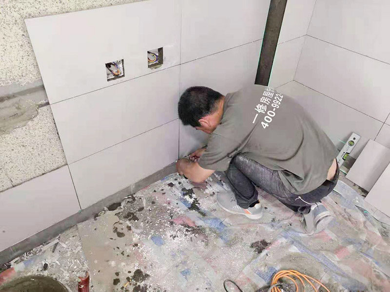 墻磚鋪貼施工：鋪貼時緊靠已鋪好的標準高度面開始施工，并用拉出的對縫平直線來控制瓷磚對縫的平直。鋪貼時水泥漿應飽滿的抹干瓷磚背面，并用橡皮錘敲實，以防止空鼓現象。并且一邊鋪貼一邊用水平尺檢查校正。并即刻擦去表面的水泥漿。