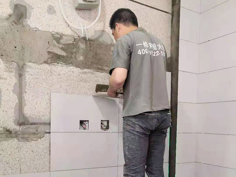 墻磚鋪貼施工：鋪貼時緊靠已鋪好的標準高度面開始施工，并用拉出的對縫平直線來控制瓷磚對縫的平直。鋪貼時水泥漿應飽滿的抹干瓷磚背面，并用橡皮錘敲實，以防止空鼓現象。并且一邊鋪貼一邊用水平尺檢查校正。并即刻擦去表面的水泥漿。