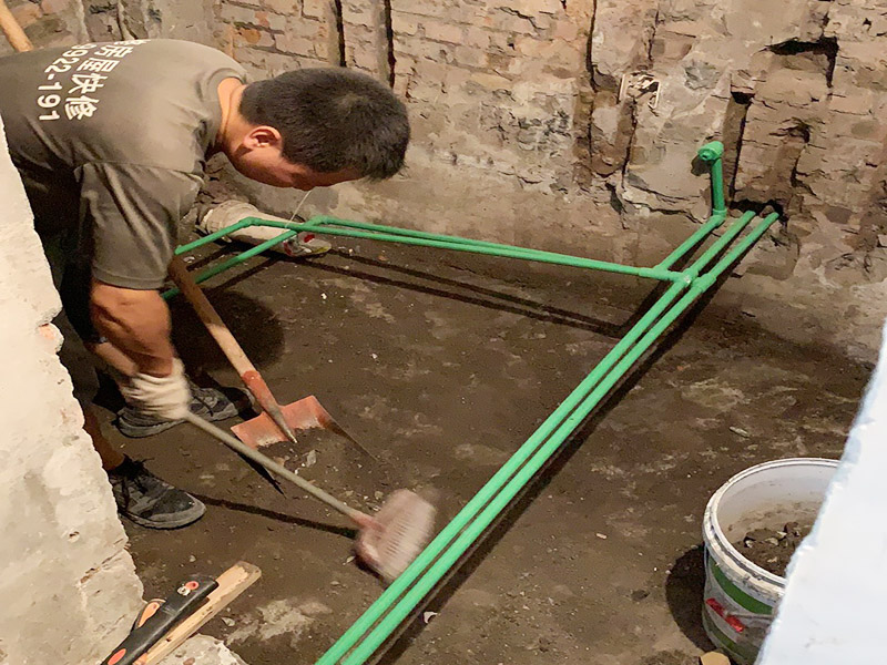 接著是開始用專業(yè)的熱溶機(jī)對(duì)于管子進(jìn)行熱熔連接，最后是用試壓泵對(duì)于整個(gè)管線進(jìn)行打壓測(cè)試，第5步是清算現(xiàn)場(chǎng)。