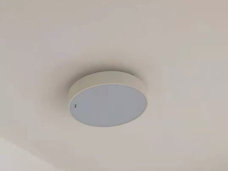 首先要做的就是確定燈安裝的位置，這樣就避免在墻面打完孔卻發(fā)現(xiàn)不是想象中的位置，安裝時有多個吊燈，就應(yīng)注意它們的位置、長短關(guān)系，可在安裝頂棚的同時安裝吊燈，這樣可以以吊頂擱柵為依據(jù)，調(diào)整燈的位置和高低。