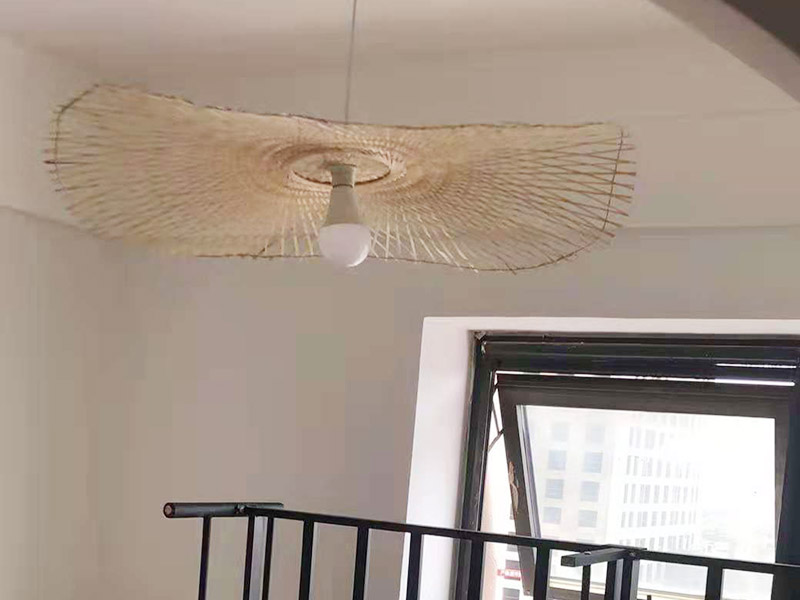 首先要做的就是確定燈安裝的位置，這樣就避免在墻面打完孔卻發(fā)現(xiàn)不是想象中的位置，安裝時有多個吊燈，就應(yīng)注意它們的位置、長短關(guān)系，可在安裝頂棚的同時安裝吊燈，這樣可以以吊頂擱柵為依據(jù)，調(diào)整燈的位置和高低。