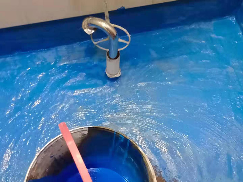 首先清理衛(wèi)生間基層，包括灰塵、沙粒、水泥等。接著地面找平找坡，墻面若有裂痕、空鼓、缺陷用水泥抹平，保證基層堅固平整。衛(wèi)生間陰陽角、水管根部應(yīng)避免死角，做成圓弧并順直。