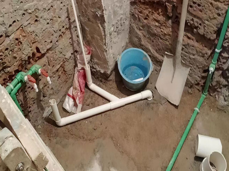 小編今天帶大家看看金華市義烏市衛(wèi)生間拆除重新裝修的案例，此案例地址是義烏市橋西街橋西小區(qū)；客戶是金華市本地的，所以選擇金華市本地專業(yè)裝修維修的公司，客戶做完后好評到：找的一修做的衛(wèi)生間拆除重新裝修，我挺滿意的，師傅效率也高，很專業(yè)，前前后后大概就是花了近半個月，性價比很不錯，全程溝通也很融洽，下次再有其他維修裝修的話，還是會找一修師傅來做！金華市義烏市衛(wèi)生間拆除重新裝修中途如果發(fā)現(xiàn)其他房屋問題，都可以找我們解決。我們還可以在衛(wèi)生間拆除重新裝修施工時可以選擇整裝還是局裝，或者是可以選擇先服務(wù)后付款的付款方式等，如果您還有其他需求也可以到我們官網(wǎng)上查看更多的關(guān)于金華市其他墻面修補(bǔ)翻新，房屋全屋裝修，各類安裝等施工案例。