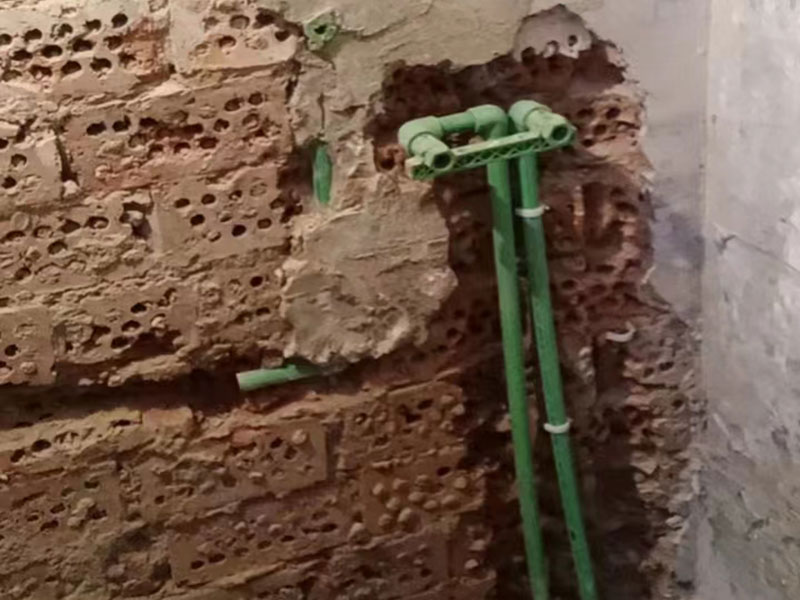 小編今天帶大家看看金華市義烏市衛(wèi)生間拆除重新裝修的案例，此案例地址是義烏市橋西街橋西小區(qū)；客戶是金華市本地的，所以選擇金華市本地專業(yè)裝修維修的公司，客戶做完后好評到：找的一修做的衛(wèi)生間拆除重新裝修，我挺滿意的，師傅效率也高，很專業(yè)，前前后后大概就是花了近半個月，性價比很不錯，全程溝通也很融洽，下次再有其他維修裝修的話，還是會找一修師傅來做！金華市義烏市衛(wèi)生間拆除重新裝修中途如果發(fā)現(xiàn)其他房屋問題，都可以找我們解決。我們還可以在衛(wèi)生間拆除重新裝修施工時可以選擇整裝還是局裝，或者是可以選擇先服務(wù)后付款的付款方式等，如果您還有其他需求也可以到我們官網(wǎng)上查看更多的關(guān)于金華市其他墻面修補(bǔ)翻新，房屋全屋裝修，各類安裝等施工案例。