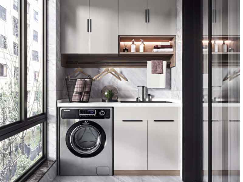 我們平時接觸到的公寓樓裝修中，對于陽臺應(yīng)不應(yīng)該封起來這個問題，每個人都有自己的想法，今天我們從陽臺不封怎么避免飄雨，不封陽臺又安全的方法，經(jīng)濟(jì)實(shí)惠的封陽臺辦法這3方面來討論一下，看看陽臺到底需不需要封起來，  陽臺不封怎么避免飄雨  解決陽臺飄雨的問題，普遍的辦法是安裝遮雨棚，家用的遮雨棚不僅可以防曬，還可以阻擋一部分雨水進(jìn)屋內(nèi)，不過遇到刮風(fēng)下雨的天氣時，不太實(shí)用了。建議選擇用一體式的陽臺簾子，晴天可以把簾子拉起來，暴雨天的時候把簾子放下來也不用擔(dān)心雨水進(jìn)入到屋內(nèi)。  不封陽臺又安全的方法  很多家庭選項把陽臺封起來的理由是擔(dān)心不安全，其實(shí)不封陽臺又安全的方法也很簡單，選擇在陽臺安裝落地窗，可以同時兼顧安全和通風(fēng)的兩方面，也不用擔(dān)心暴雨天會飄雨進(jìn)屋內(nèi)。而且從另一方面，也可以讓室內(nèi)的采光度更好，提升房屋居住的幸福度。  經(jīng)濟(jì)實(shí)惠的封陽臺辦法  目前我們生活中常常見到的封陽臺的辦法是，用塑鋼窗把陽臺包進(jìn)來，不過由于塑鋼容易變形和老化，所以壽命較短。斷橋鋁合金窗戶不同了，不僅隔音和保溫性好，還更能穩(wěn)固，而且使用壽命長，是眾多封陽臺材料中性價比高的材料。  通過以上陽臺不封怎么避免飄雨，不封陽臺又安全的方法，經(jīng)濟(jì)實(shí)惠的封陽臺辦法三方面的討論，相信你對陽臺到底有沒有需要封起來這個問題也有了自己的看法，希望可以幫到你哦。