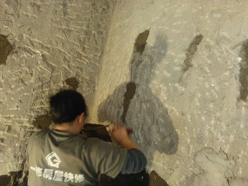 武漢頂樓漏水怎么徹底解決，武漢頂樓漏水靠譜的公司