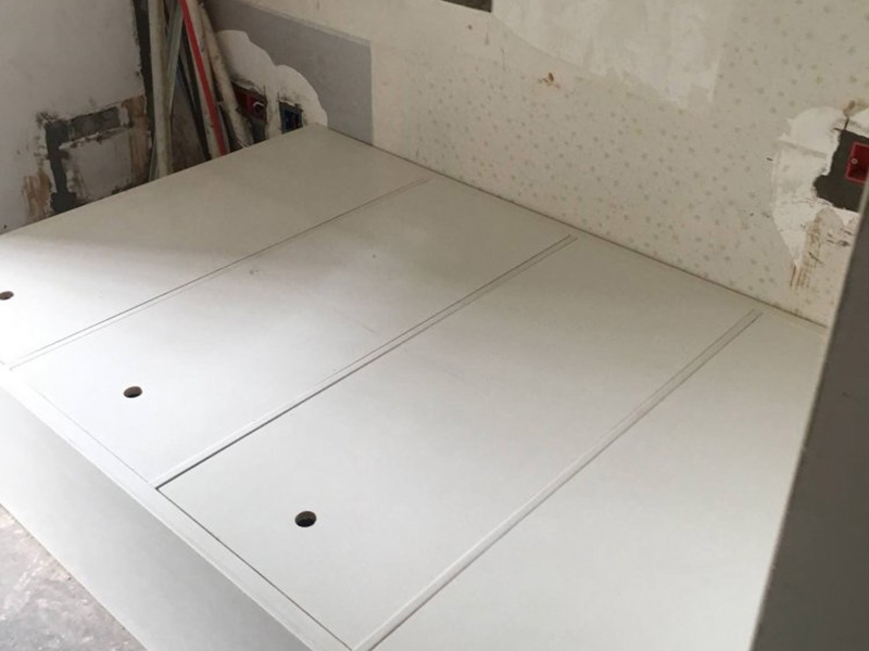 小編這次為各位展示的是南京市建鄴區(qū)臥室榻榻米裝修設計的施工案例，施工地址是川匯區(qū)復興路建業(yè)未來城；客戶是網上找的一修公司，看評價以及服務項目還有綜合實力都不錯，才選擇的我們。南京市建鄴區(qū)臥室榻榻米裝修設計案例中師傅把原來受潮的表面刮去，重新做防水，再刮膩子，再刷油漆。南京市監(jiān)理全程跟蹤服務質量，非常專業(yè)！而且一修可以選擇整裝還是局裝，可以選擇先服務后付款的付款方式等，如果您還有其他需求也可以到我們官網上查看更多的關于南京市其他防水補漏維修，舊房全屋翻新，房屋各類安裝等施工案例。