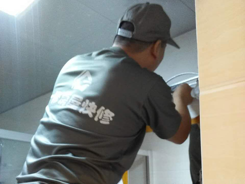 集成吊頂燈壞了怎么換,集成吊頂燈壞了怎么更換？安裝時(shí)要注意什么
