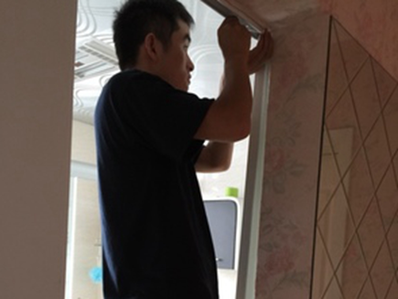 青島卷簾門維修,卷簾門維修卷簾門往下拉時(shí)直接掉下來是怎么回事？而且向上推很費(fèi)力