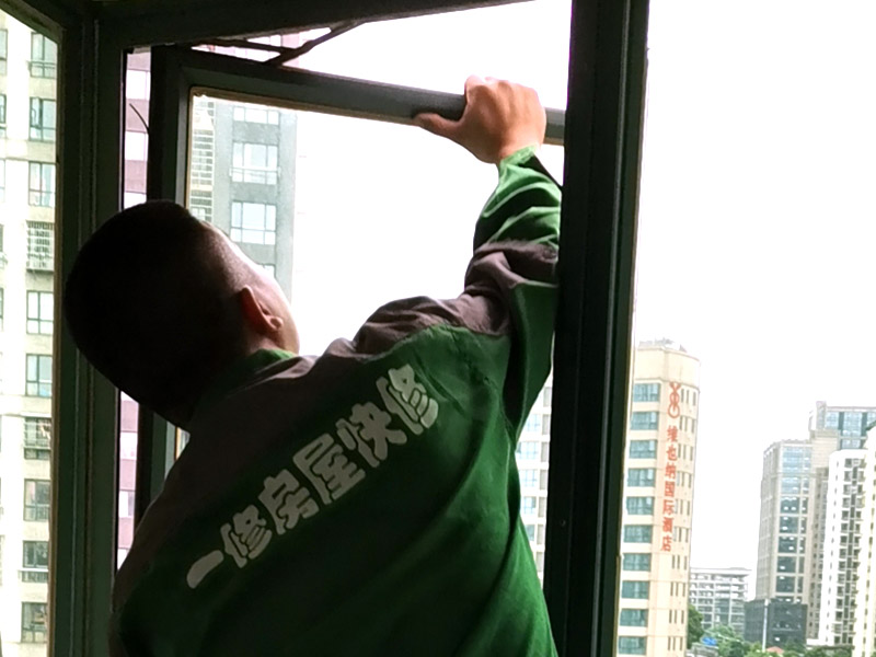 重慶窗戶維修工人通常如何解決門窗變形、漏風(fēng)的問題