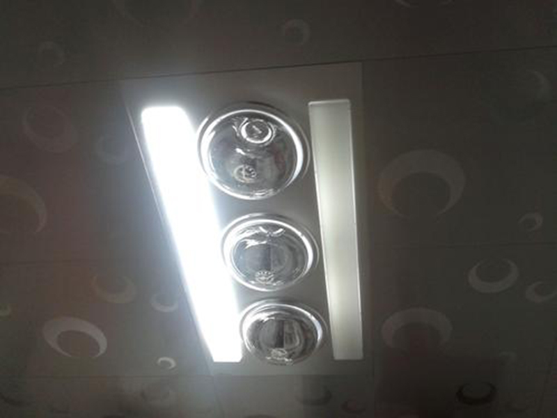 集成吊頂浴霸燈壞了怎么換，巧用吸盤解決浴霸面板取不下來的難題
