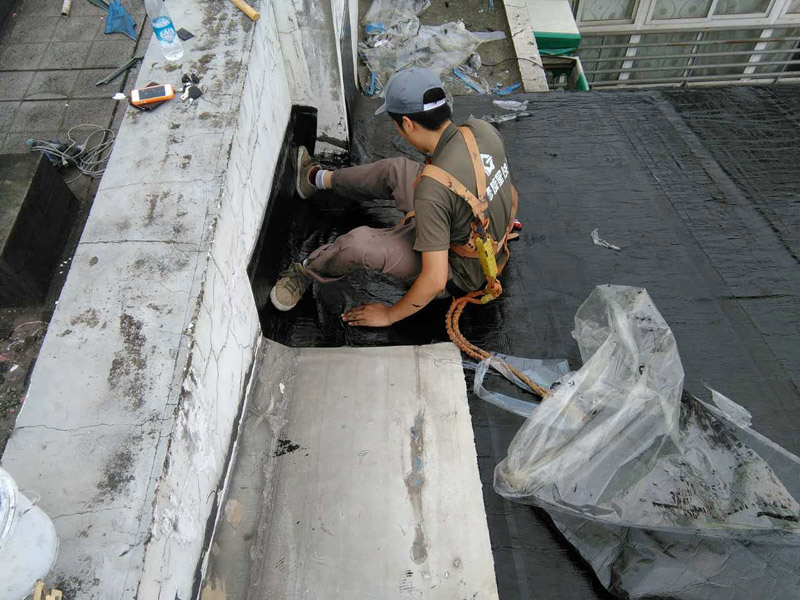 屋面防水施工工藝要點(diǎn)，鋪貼要按下坡開