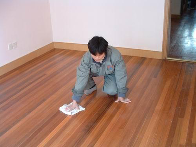 木地板清洗要點(diǎn)，清洗后完全風(fēng)干再打蠟