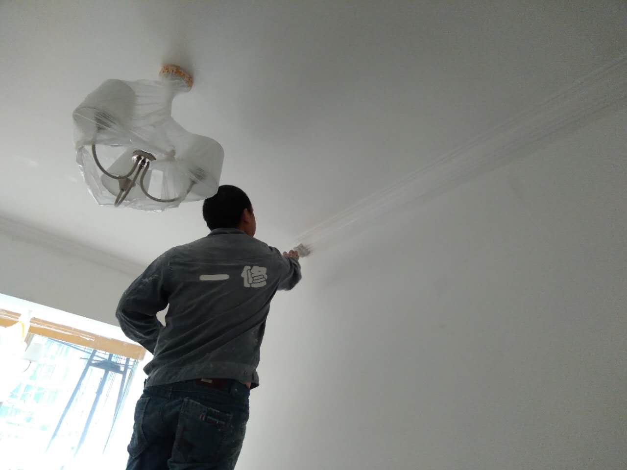 一修墻面漏水處理、廁所貼瓷磚、燈具安