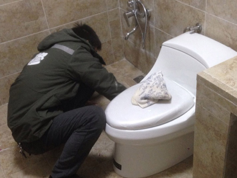 馬桶底部漏水哪里找人維修？馬桶底部漏