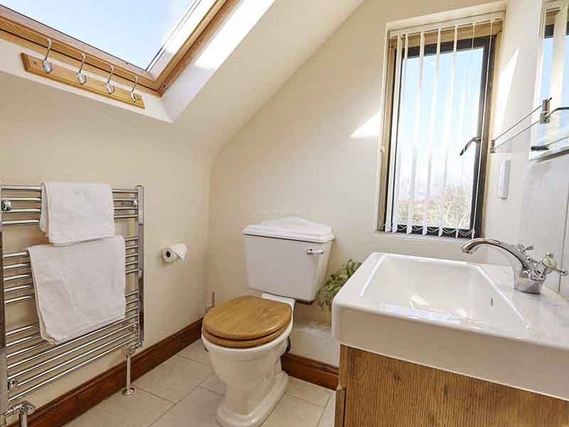 窗戶漏水哪里找人維修？窗戶漏水上門維