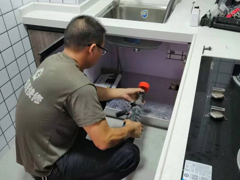 室內(nèi)漏水應該找哪家鄭州維修公司處理，