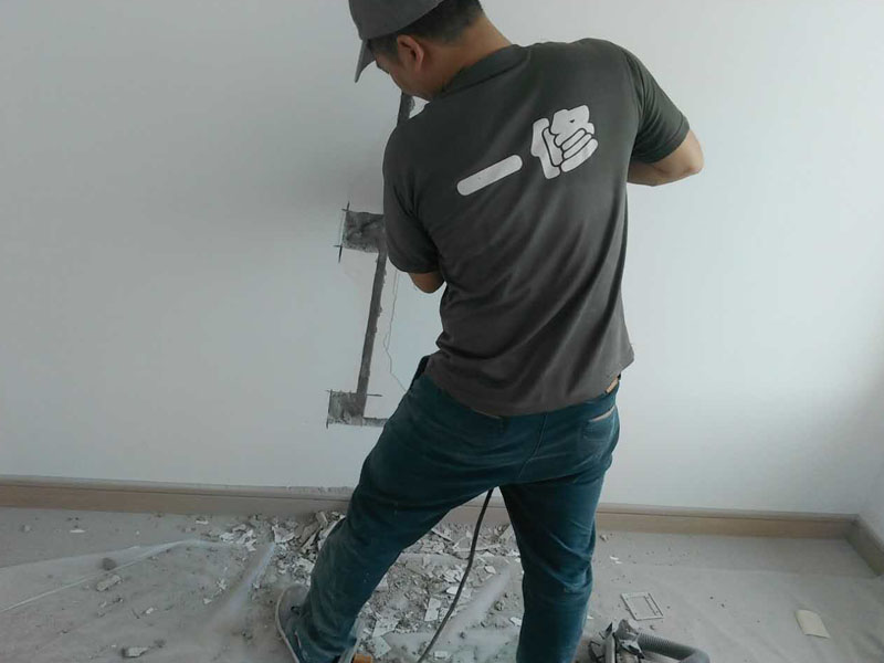 開(kāi)線(xiàn)管槽、改水電維修