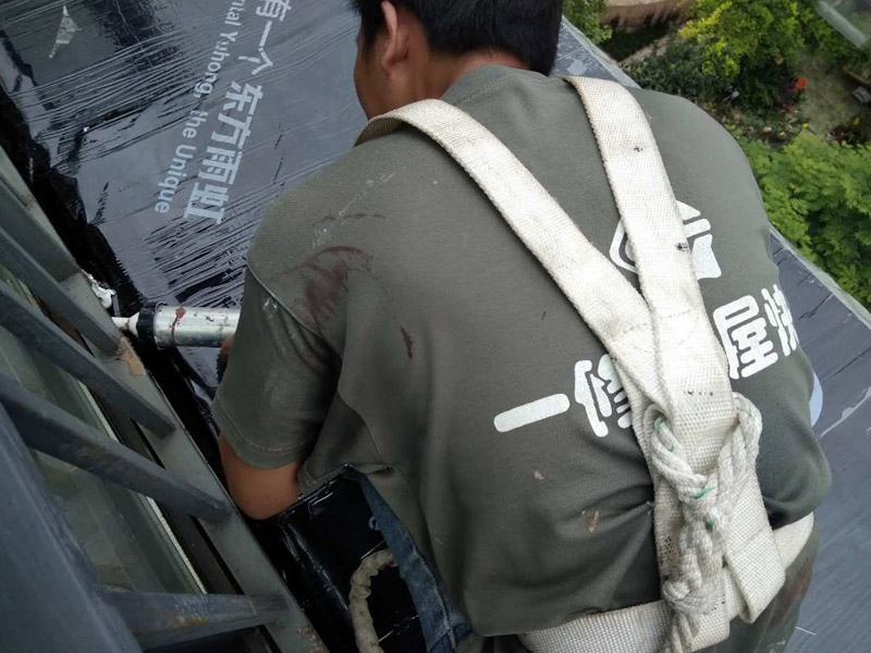 鋪防水卷材，打結(jié)構(gòu)膠""