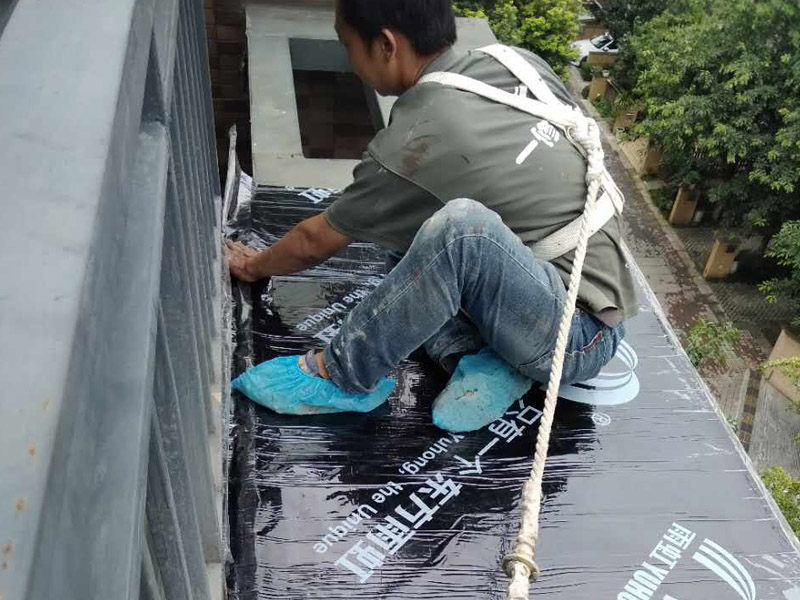 鋪防水卷材，打結(jié)構(gòu)膠