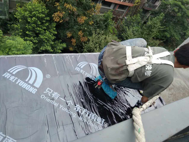 鋪防水卷材，打結(jié)構(gòu)膠