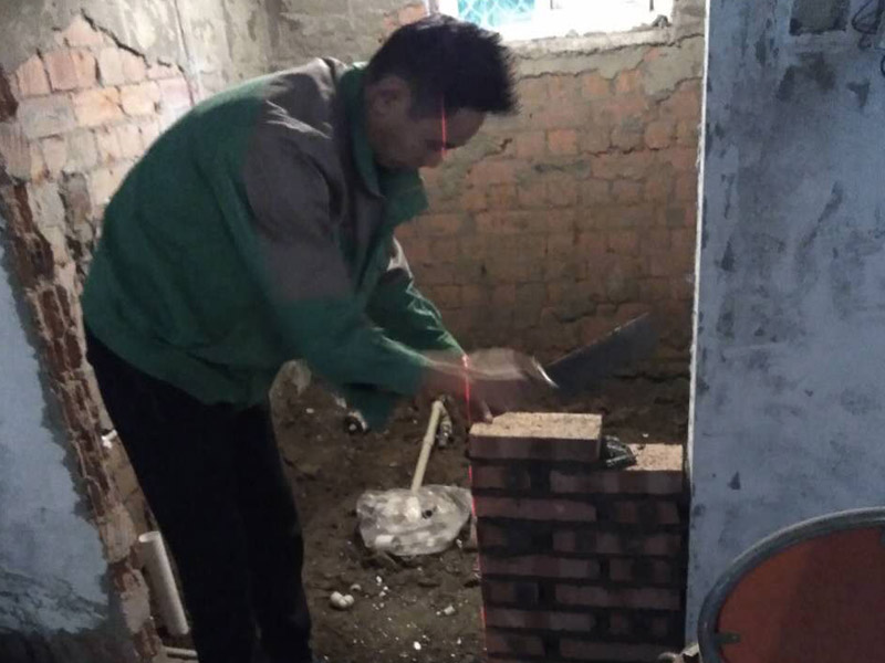 衛(wèi)生間補(bǔ)砌磚，穿線